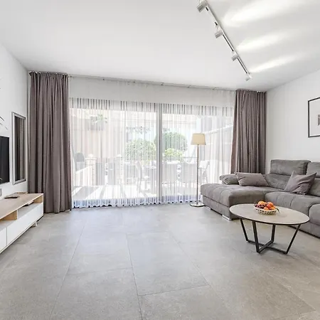Апартаменти Townhouse With Three Bedrooms Адехе