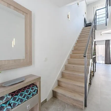 Townhouse With Three Bedrooms Адехе