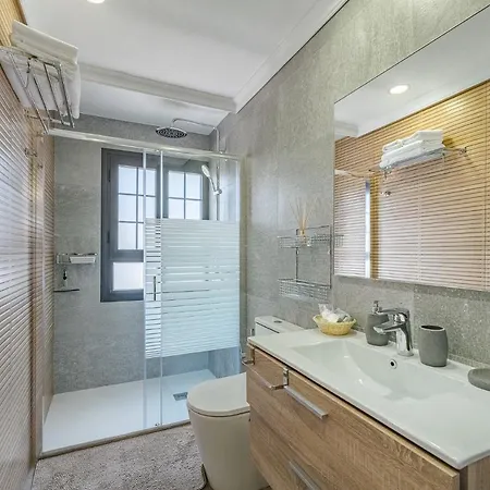 Апартаменти Townhouse With Three Bedrooms Адехе