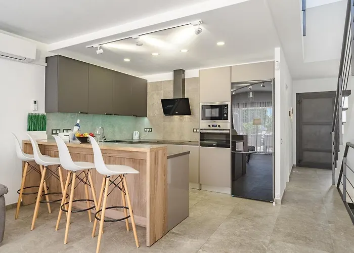 Townhouse With Three Bedrooms *