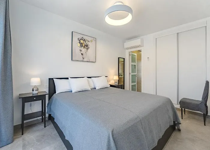 Townhouse With Three Bedrooms Apartment *